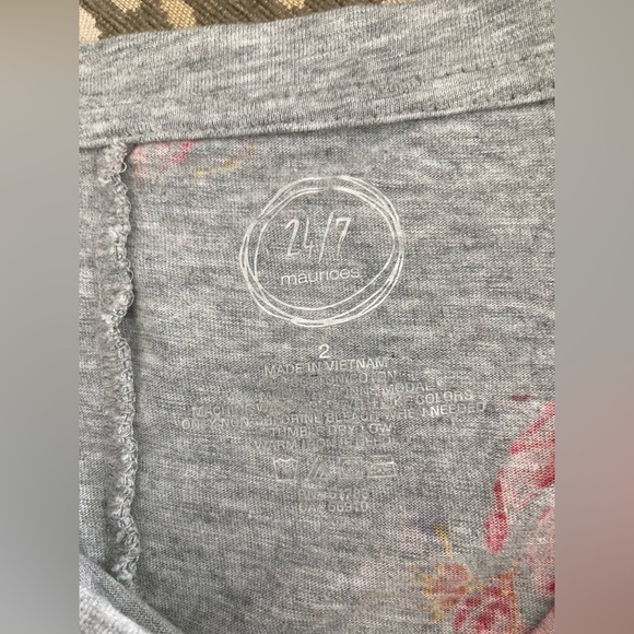 Maurice’s Gray Floral Drop Shoulder 24/7 Tee. Size 2X - Picture 4 of 4